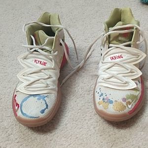 Basketball shoes